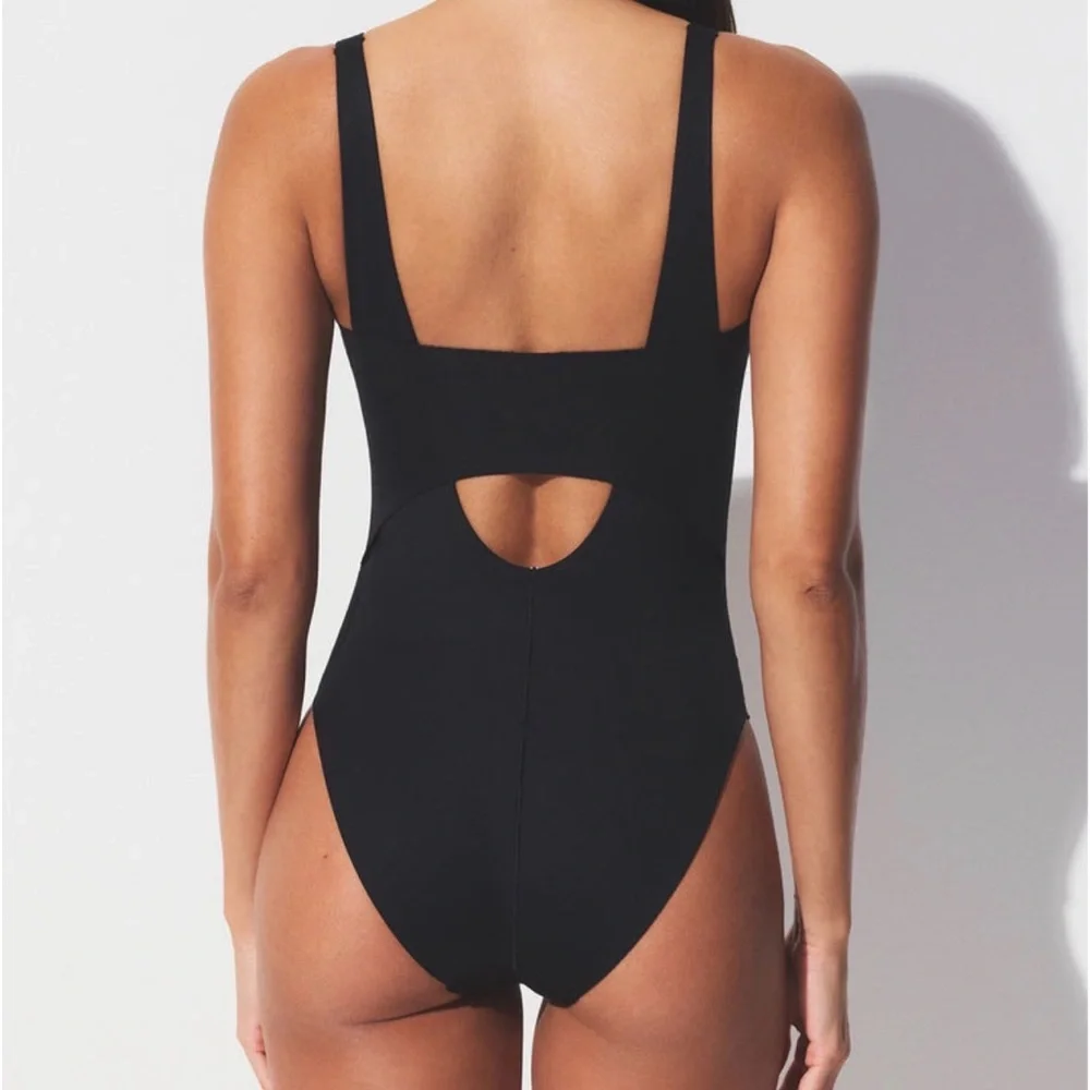 SKIMS ICONIC SWIM SNATCHING ONE PIECE SIZE MEDIUM